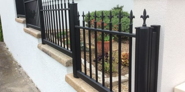 Installation d'une clôture à barreaux, traditionnelle en aluminium avec décors fleurs de lys. Modèle KERNERA, Collection TRADITION Horizal