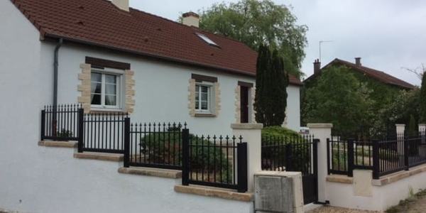 Clôture barreaudée aluminium avec barreaux cannelés traditionnels. Modèle KERNERA, Collection TRADITION Horizal