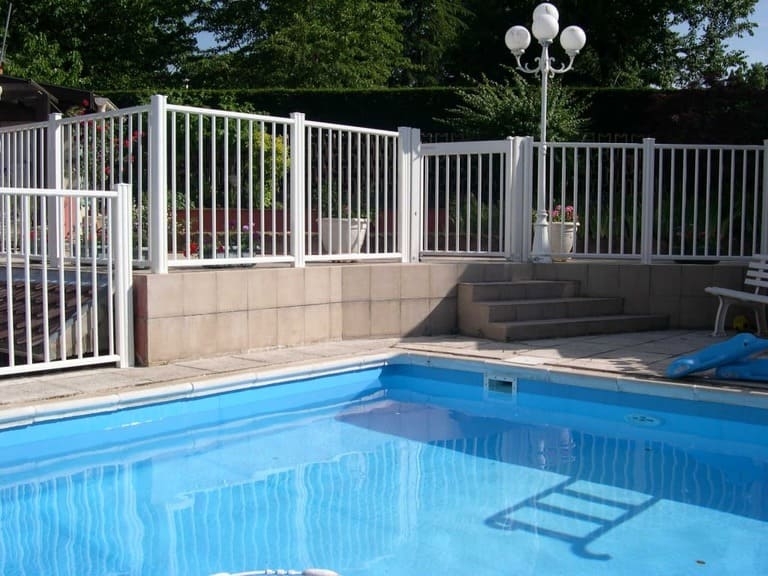 Barrière piscine aluminium Les Portaliers Yzeure